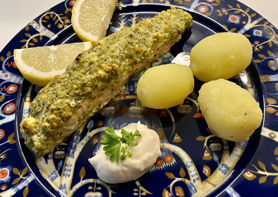 Ugnsbakad laxfilé med fetaost och pesto