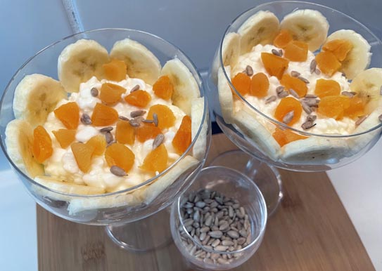 Keso med banan, aprikoser och solroskärnor