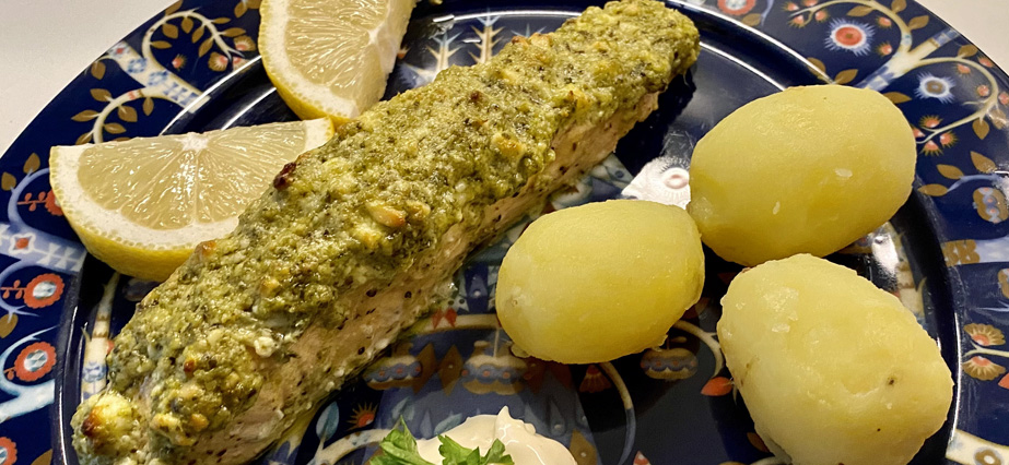 Ugnsbakad laxfilé med fetaost och pesto