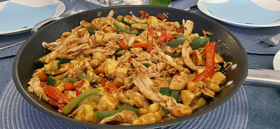 Kyckling med stekta grönsaker, halloumi och cashewnötter