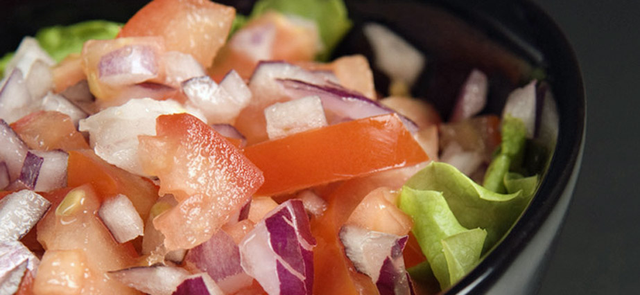 Tomatsallad som tillbehör 