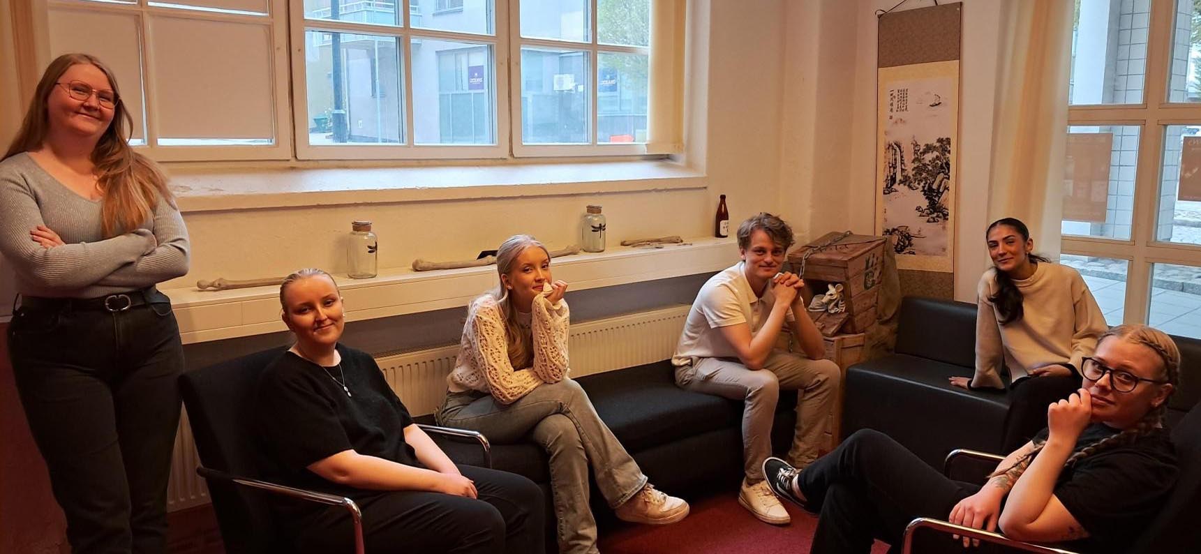 Grupp i soffa