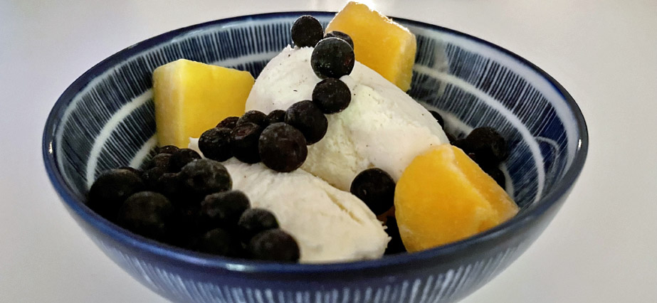 Vaniljglass med blåbär och mango