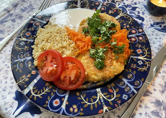 Hälsotallrik med kikärtsbiffar, bulgur och yoghurtkräm