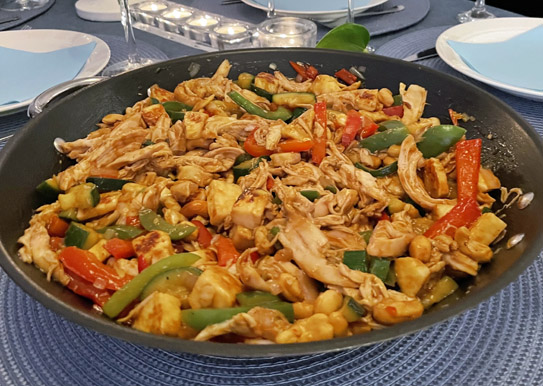Kyckling med stekta grönsaker, halloumi och cashewnötter