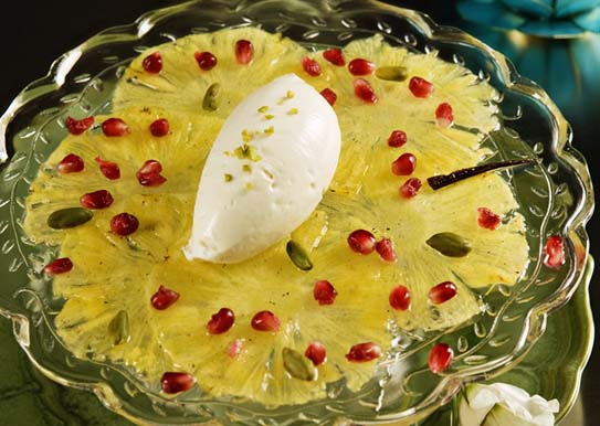 Yoghurtmousse med ananascarpaccio  