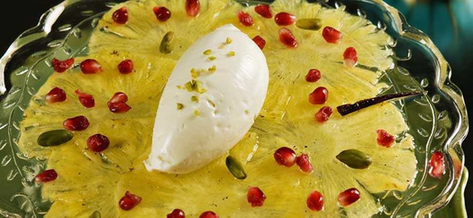 Yoghurtmousse med ananascarpaccio  