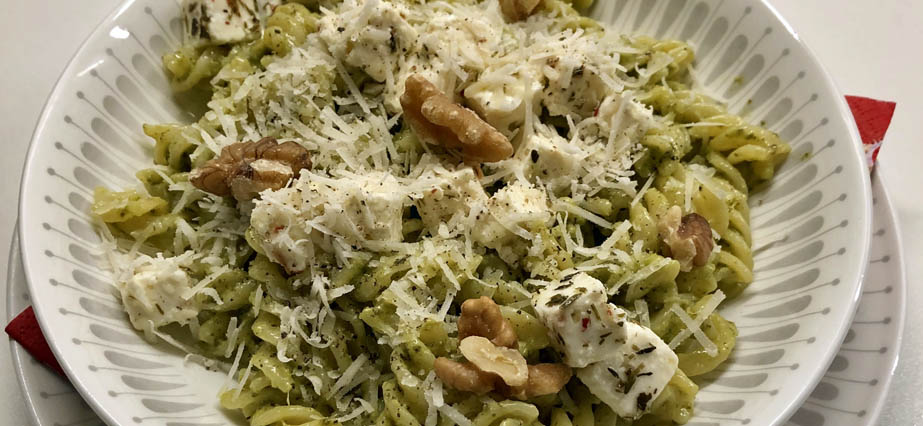 Pasta pesto med fetaost och valnötter