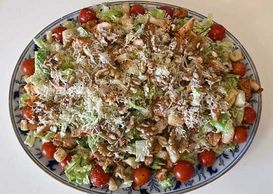 Cesarsallad med kyckling, valnötter och söta cocktailtomater
