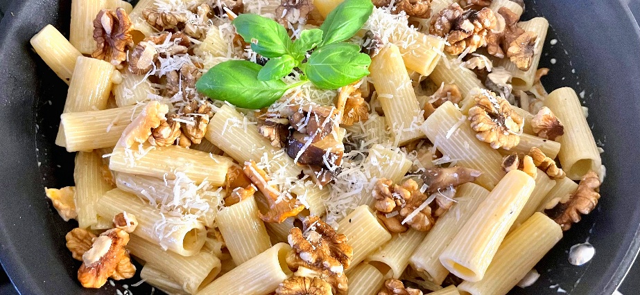 Pasta med svamp och valnötter