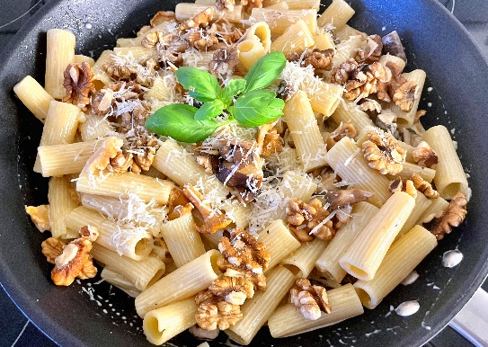 Pasta med svamp och valnötter
