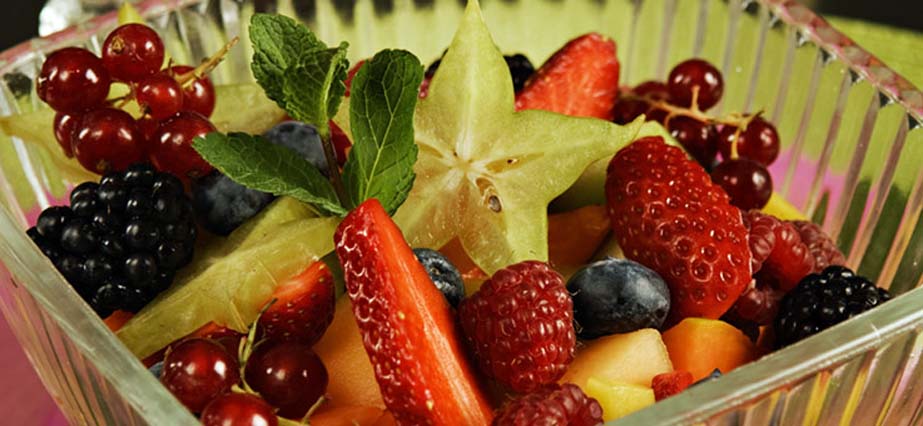 Färgsprakande fruktsallad med bär och mynta 
