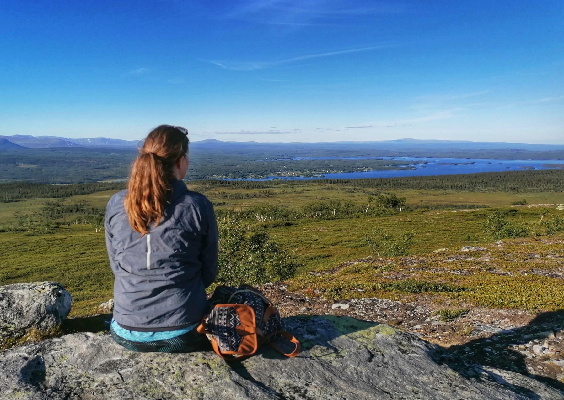 Kvinna ser ut över fjäll