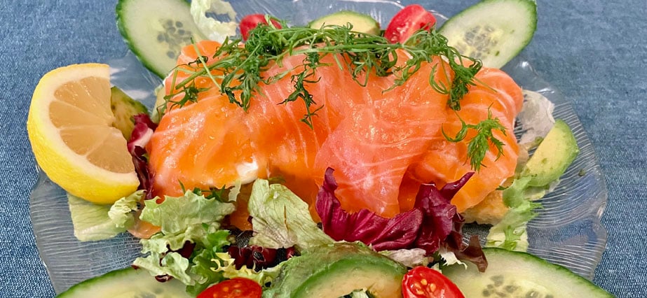 Laxbakelse med skagenröra, ägg och delikatesspotatis