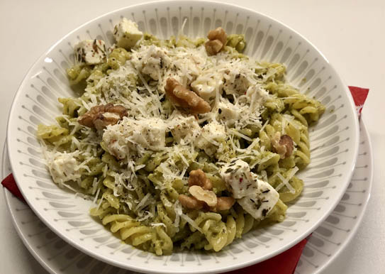 Pasta pesto med fetaost och valnötter