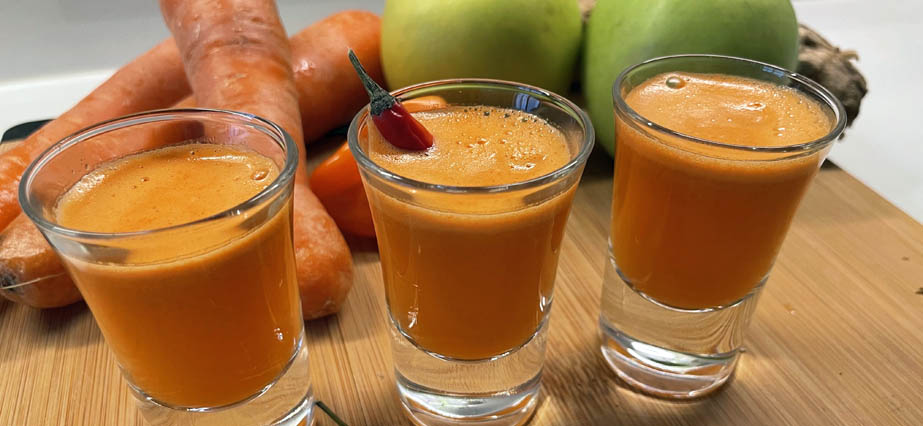 Energishots med äpple, morot, ingefära och chili