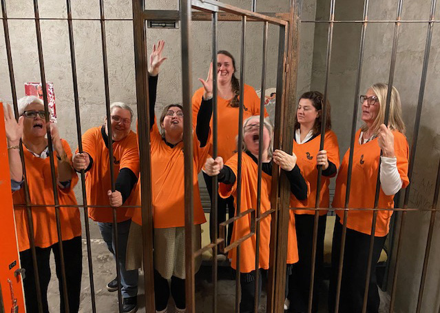 Vi låstes in i celler av våra fångvaktare!