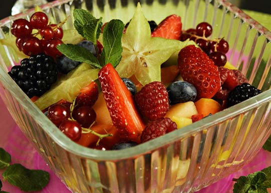 Färgsprakande fruktsallad med bär och mynta
