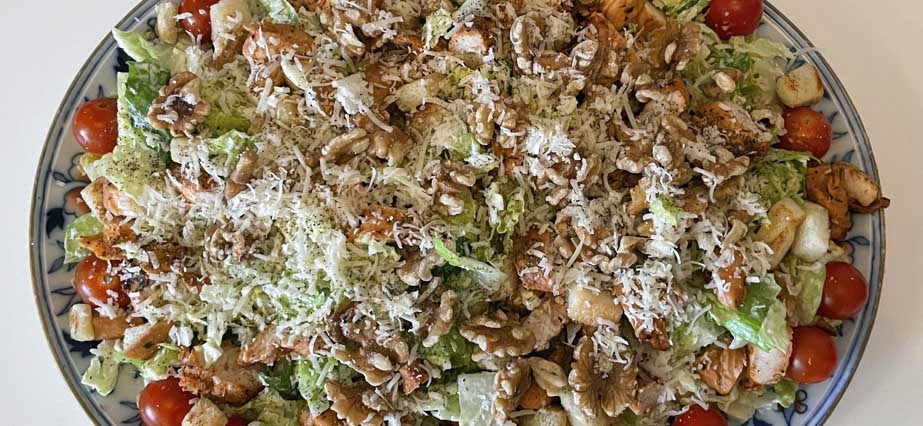 Cesarsallad med kyckling, valnötter och söta cocktailtomater