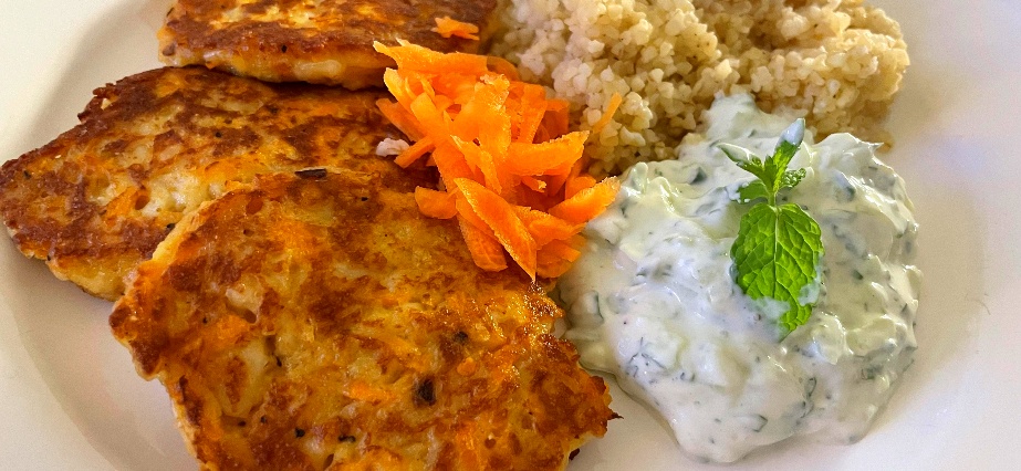 Halloumibiffar med bulgur och myntadressing