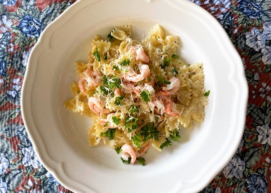 Krämig pasta med räkor