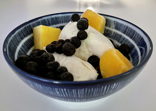 Vaniljglass med blåbär och mango
