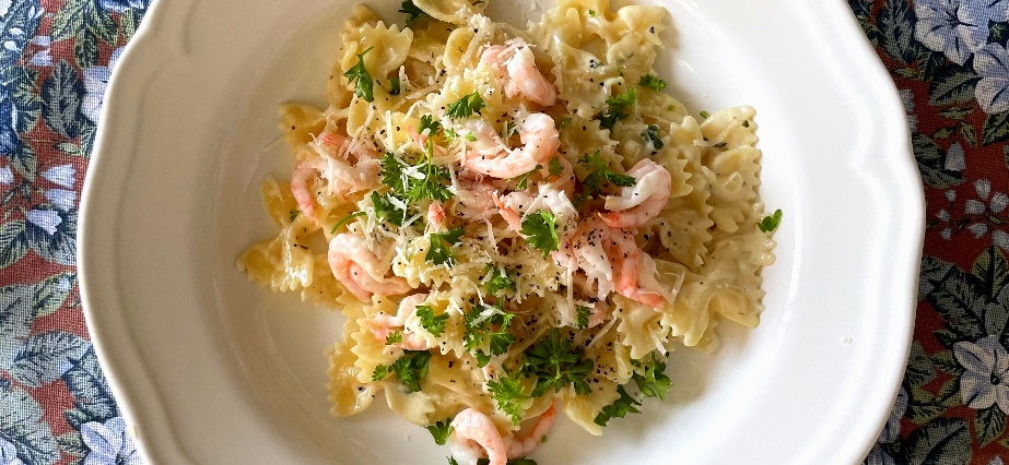 Krämig pasta med räkor