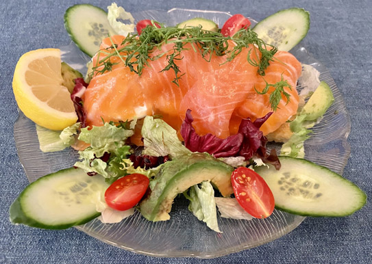 Laxbakelse med skagenröra, ägg och delikatesspotatis